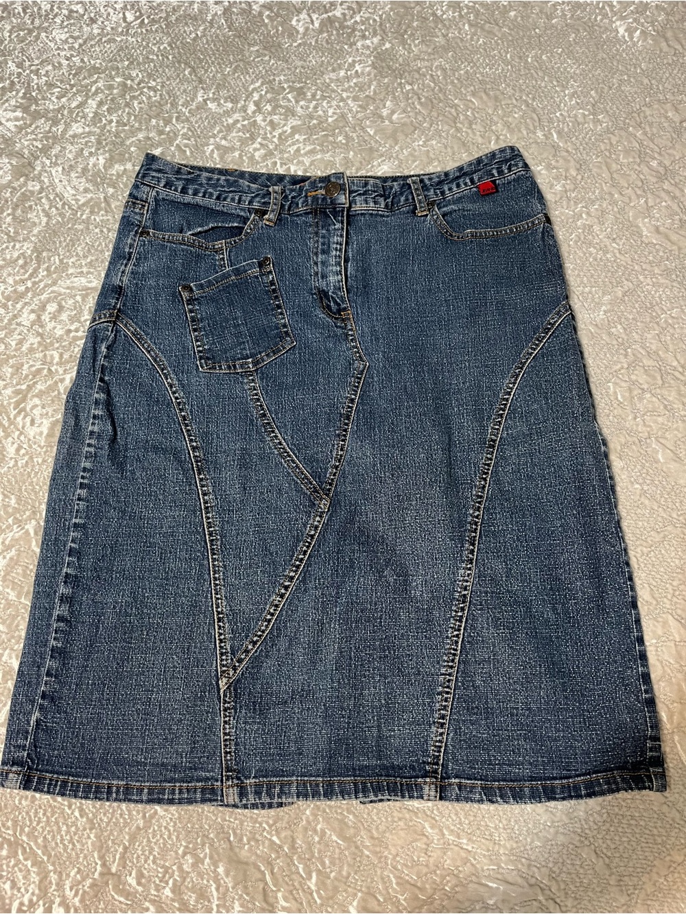 Vintage BCBG Maxazria Denim Skirt with Accent Pocket - Dark Blue. Size 12